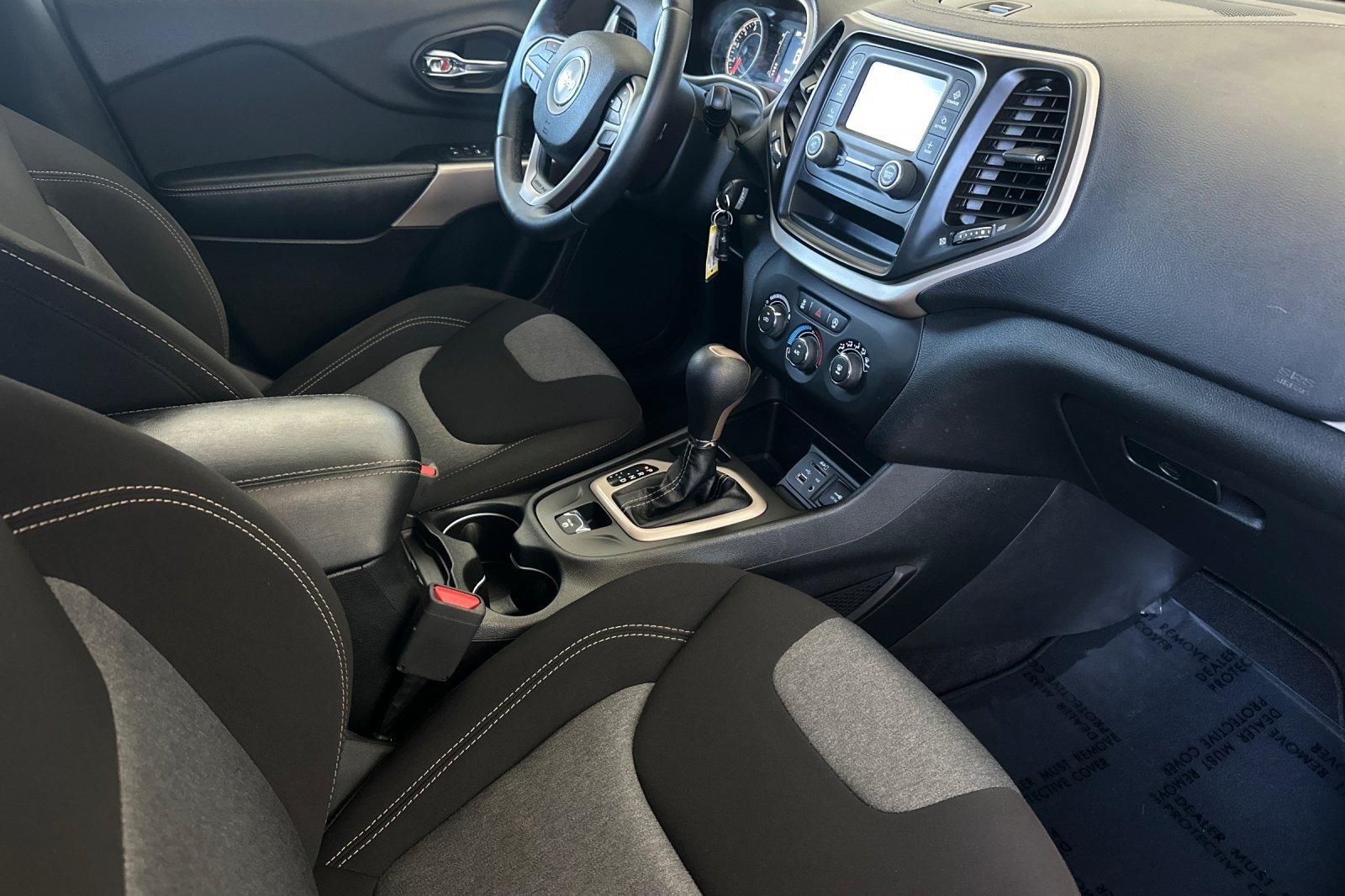 Used 2018 Jeep Cherokee Latitude w/ Altitude Package FWD image 15
