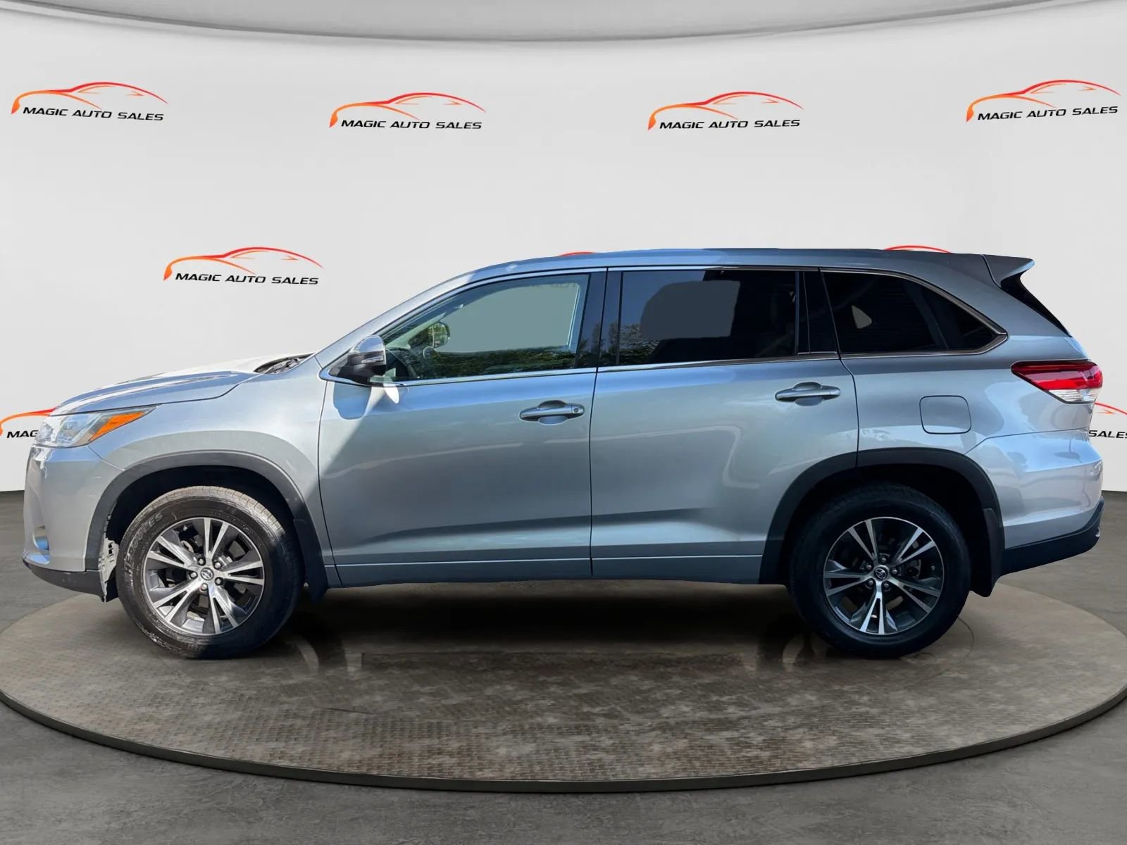 Used 2018 Toyota Highlander LE AWD/4WD image 7