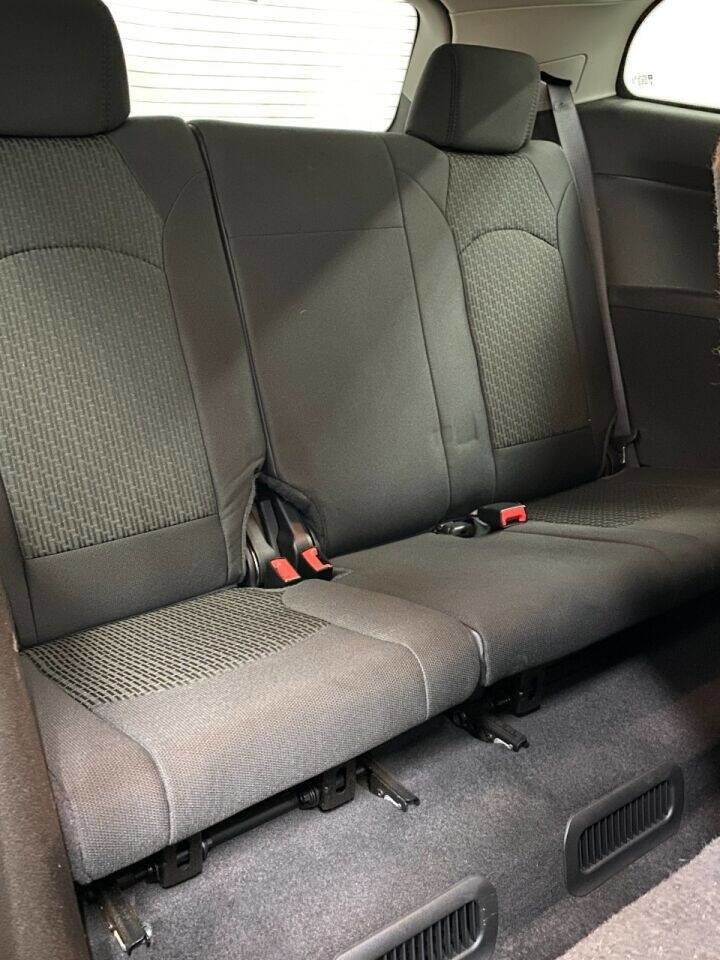 Used 2010 Chevrolet Traverse LT image 13