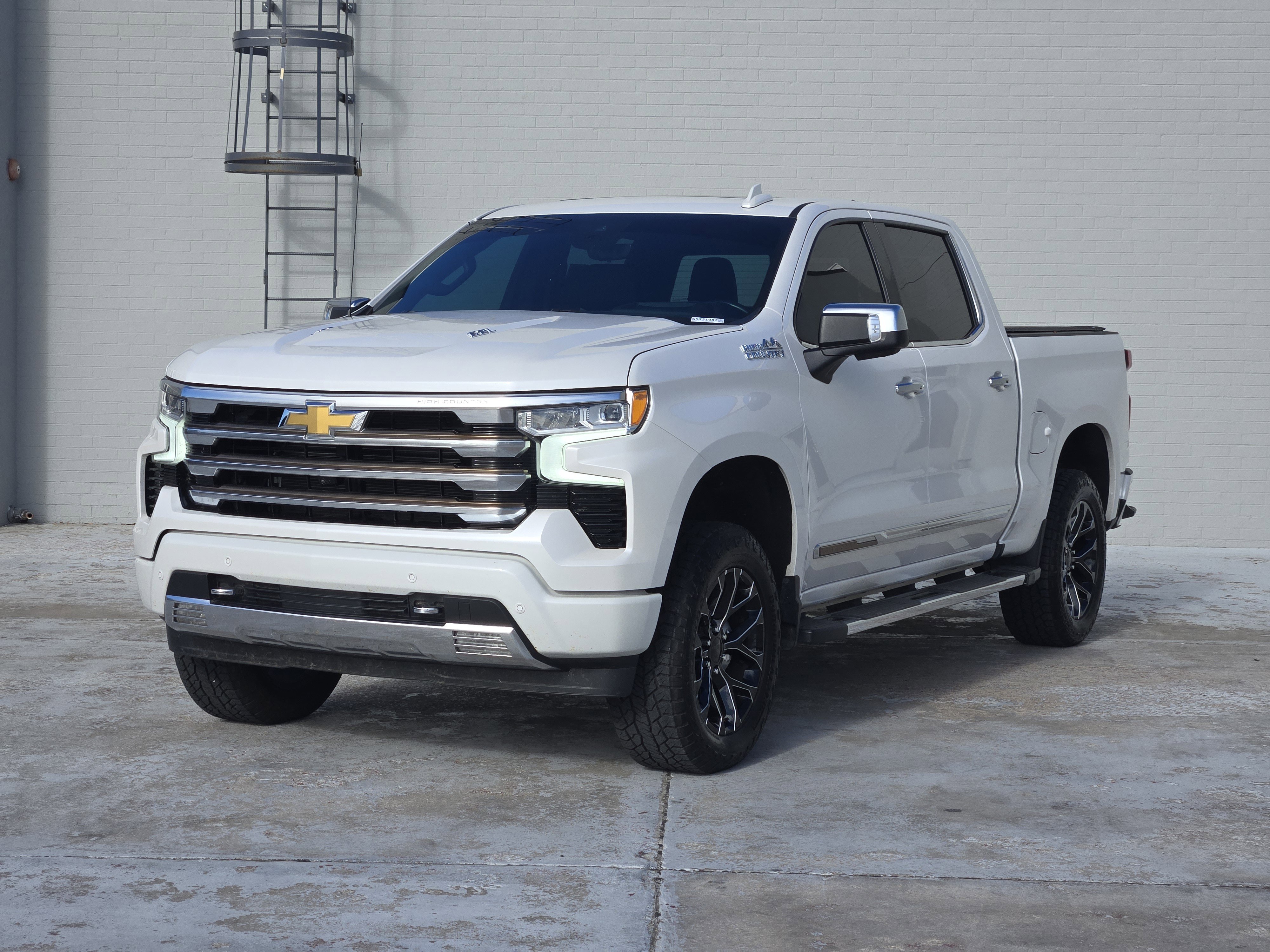 Used 2022 Chevrolet Silverado 1500 High Country w/ Technology Package image 4