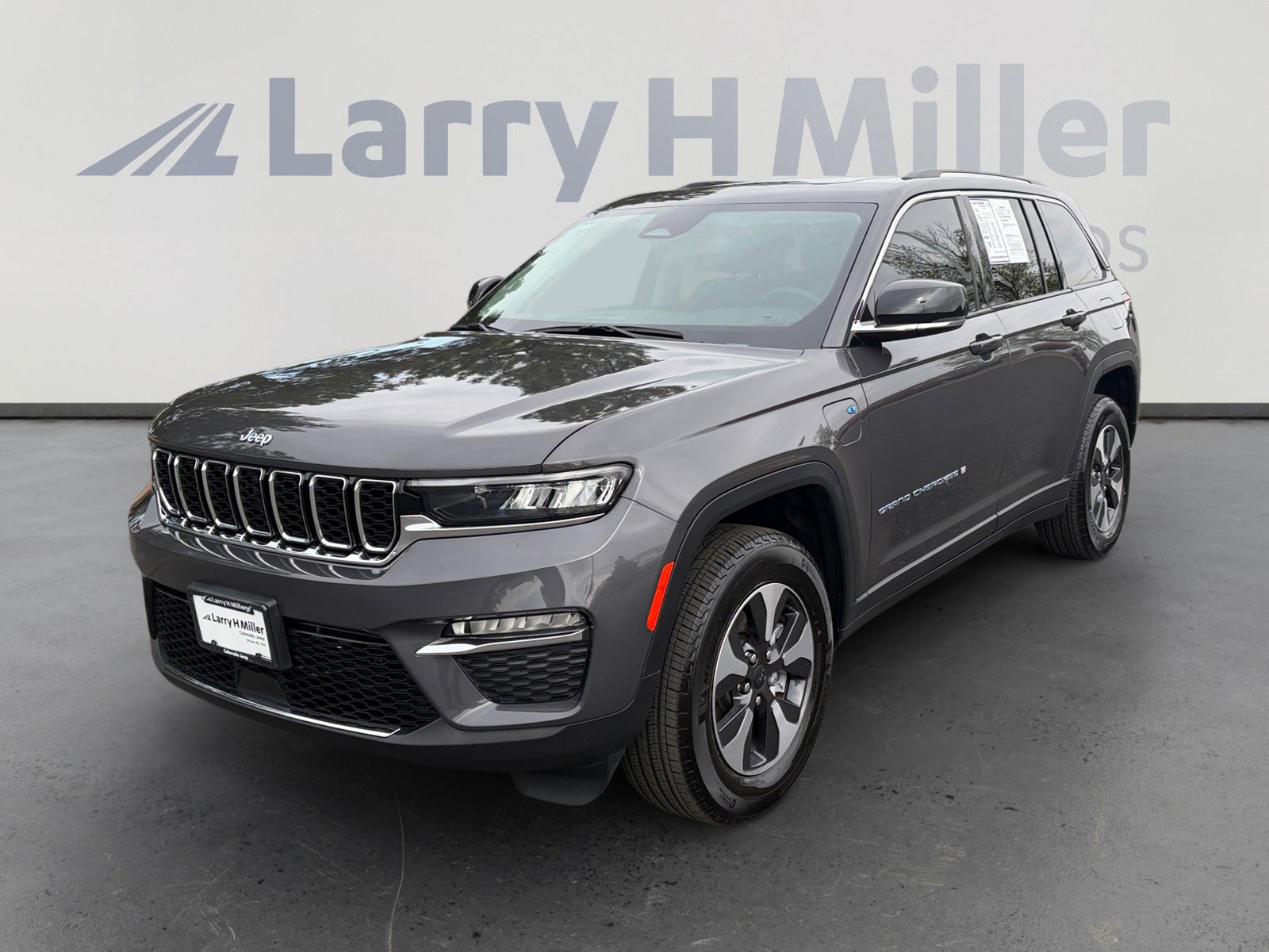 Used 2024 Jeep Grand Cherokee Limited 4xe w/ Trailer Tow Package AWD/4WD image 1