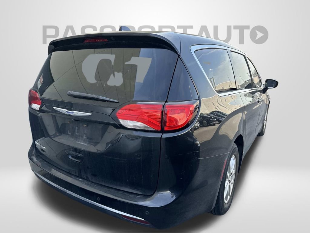 Used 2020 Chrysler Pacifica Touring image 3