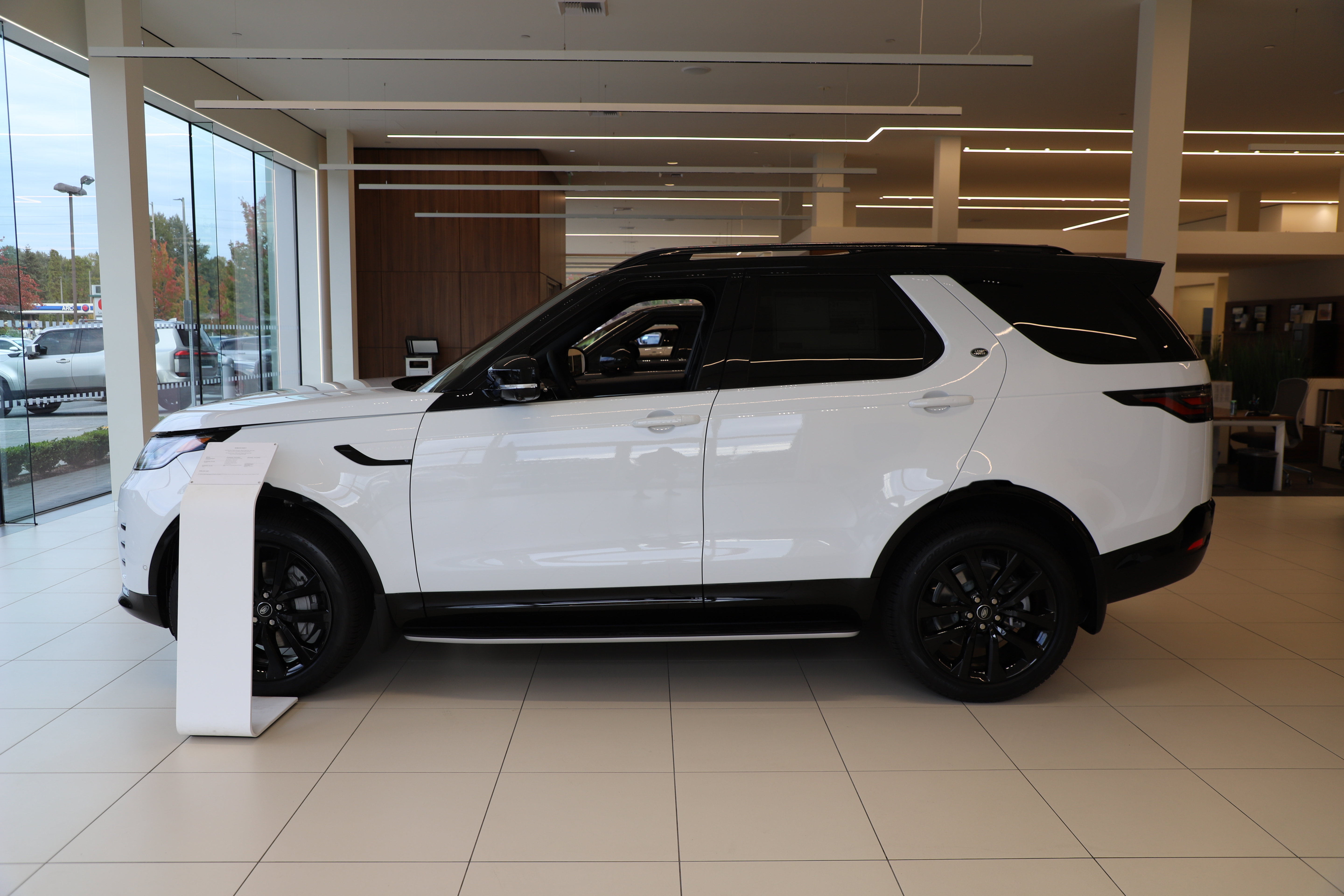 New 2026 Land Rover Discovery Dynamic SE AWD/4WD image 6