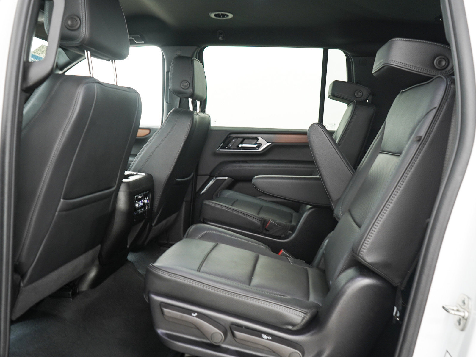 Used 2025 GMC Yukon XL Denali AWD/4WD image 16