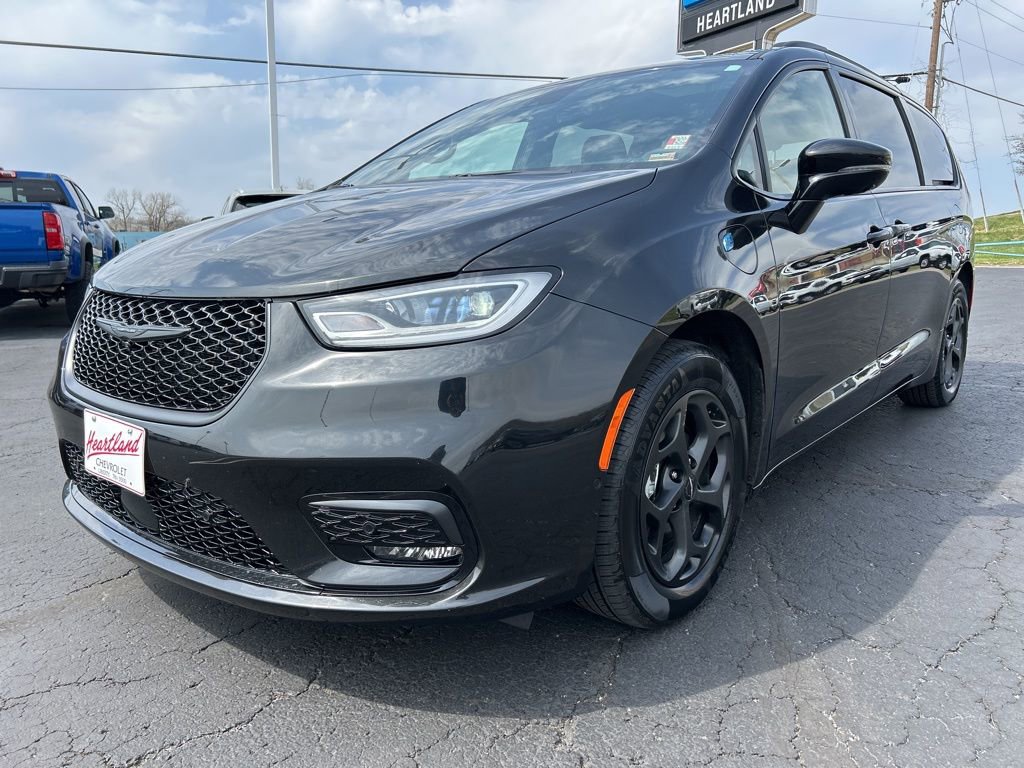 Used 2024 Chrysler Pacifica Premium FWD image 1