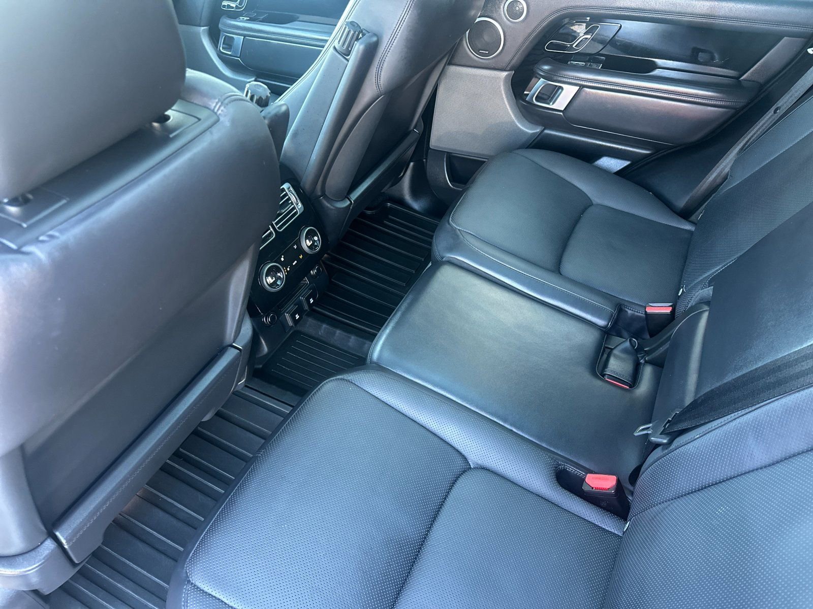 Used 2020 Land Rover Range Rover HSE image 12