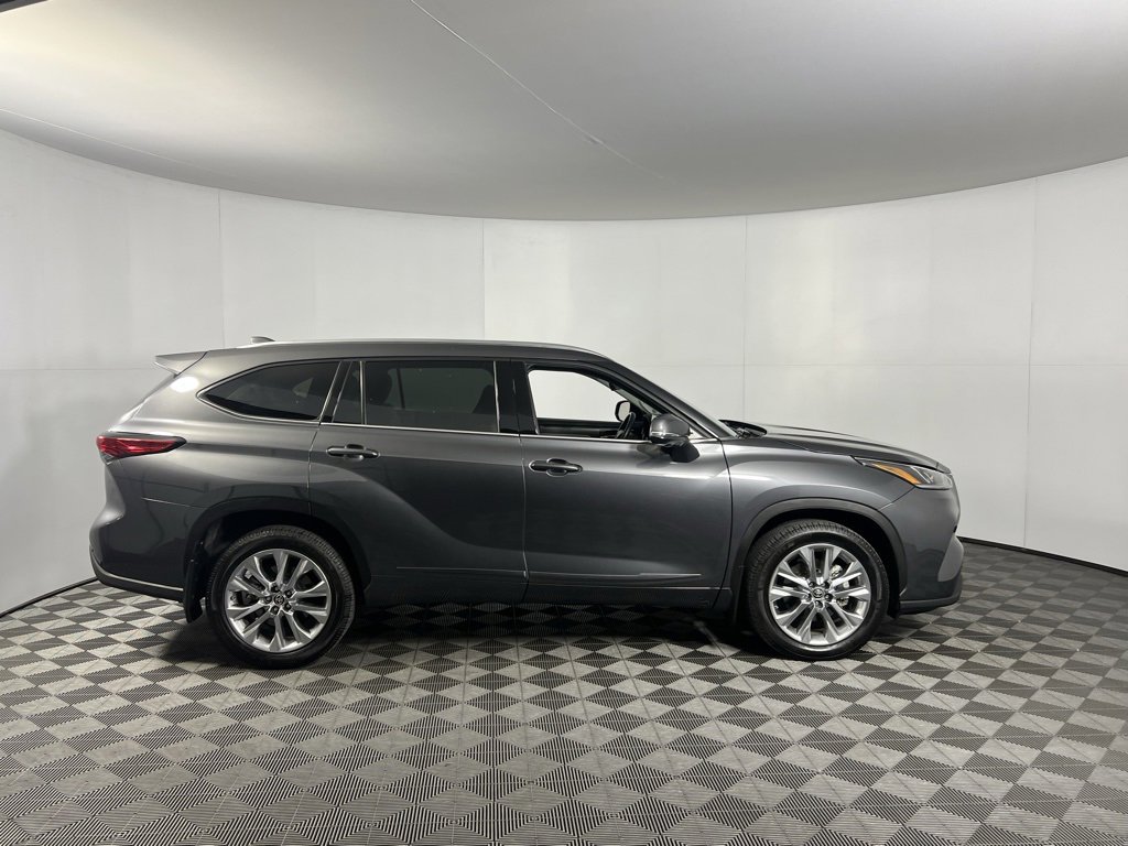 Used 2023 Toyota Highlander Limited image 3