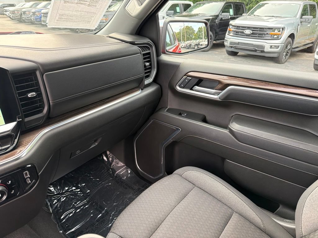 Used 2025 Chevrolet Silverado 1500 LT AWD/4WD image 21