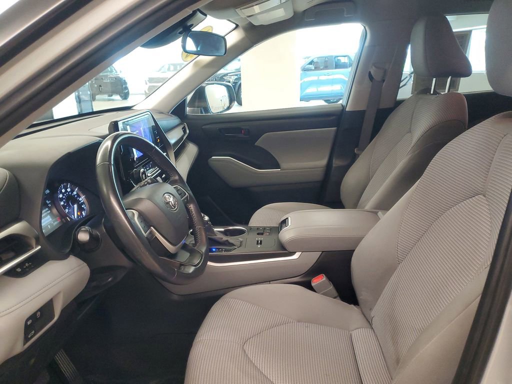 Used 2024 Toyota Highlander LE FWD image 16
