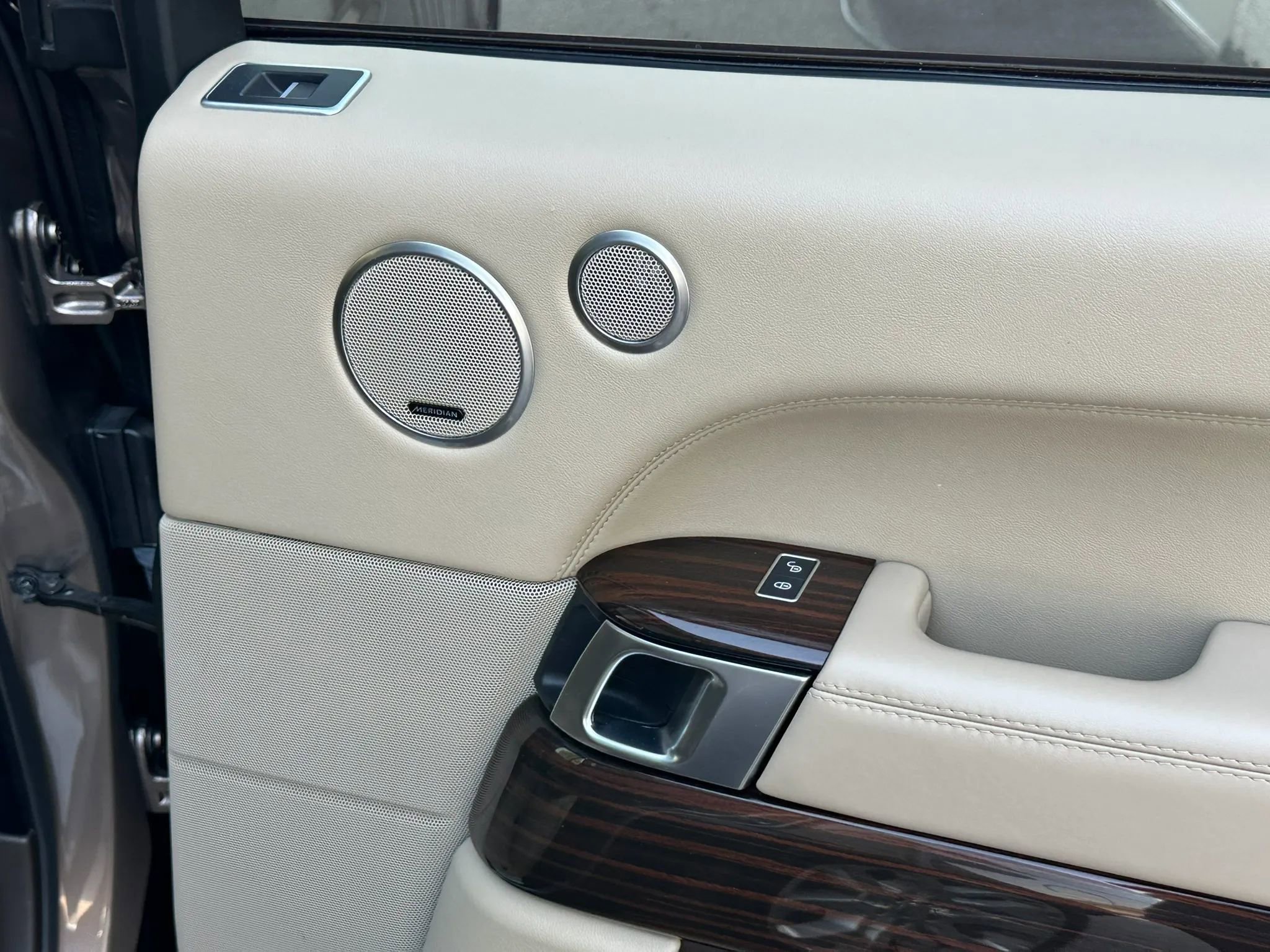 Used 2016 Land Rover Range Rover HSE image 25