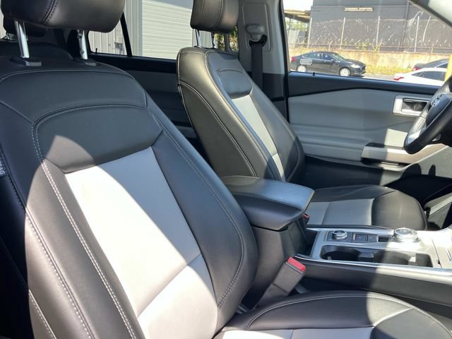 Used 2023 Ford Explorer XLT w/ Equipment Group 202A AWD/4WD image 32