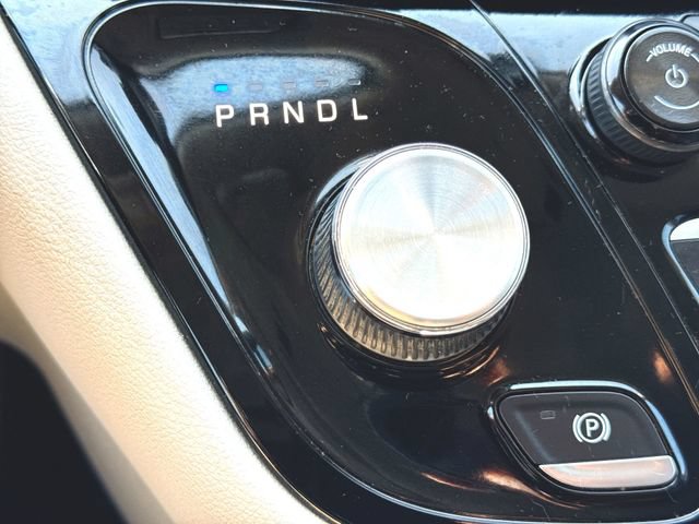 Used 2019 Chrysler Pacifica Touring-L Plus w/ Tire & Wheel Group FWD image 16