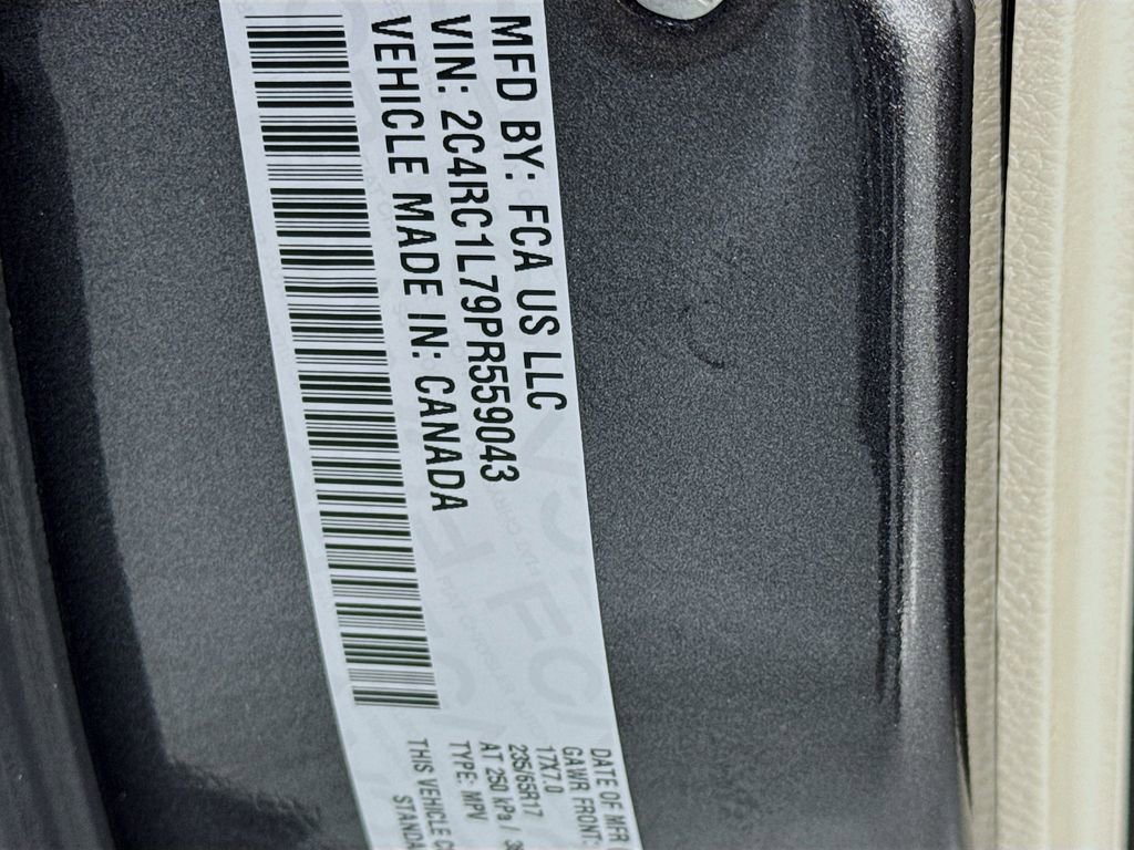 Used 2023 Chrysler Pacifica Touring-L image 44