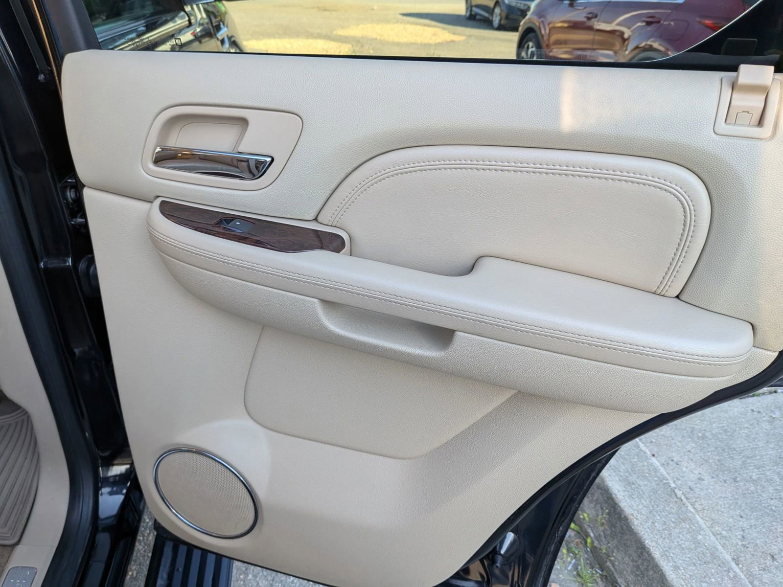 Used 2011 Cadillac Escalade Premium image 35