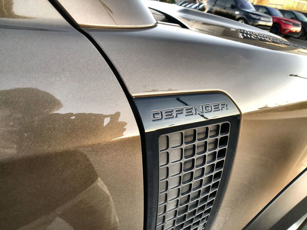 Used 2020 Land Rover Defender 110 First Edition image 13