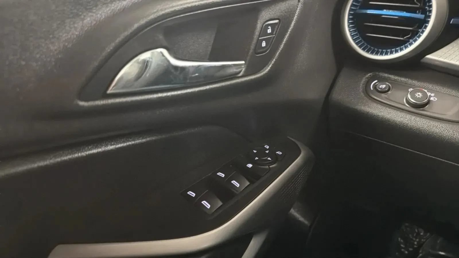 Used 2025 Chevrolet Trax LS FWD image 15