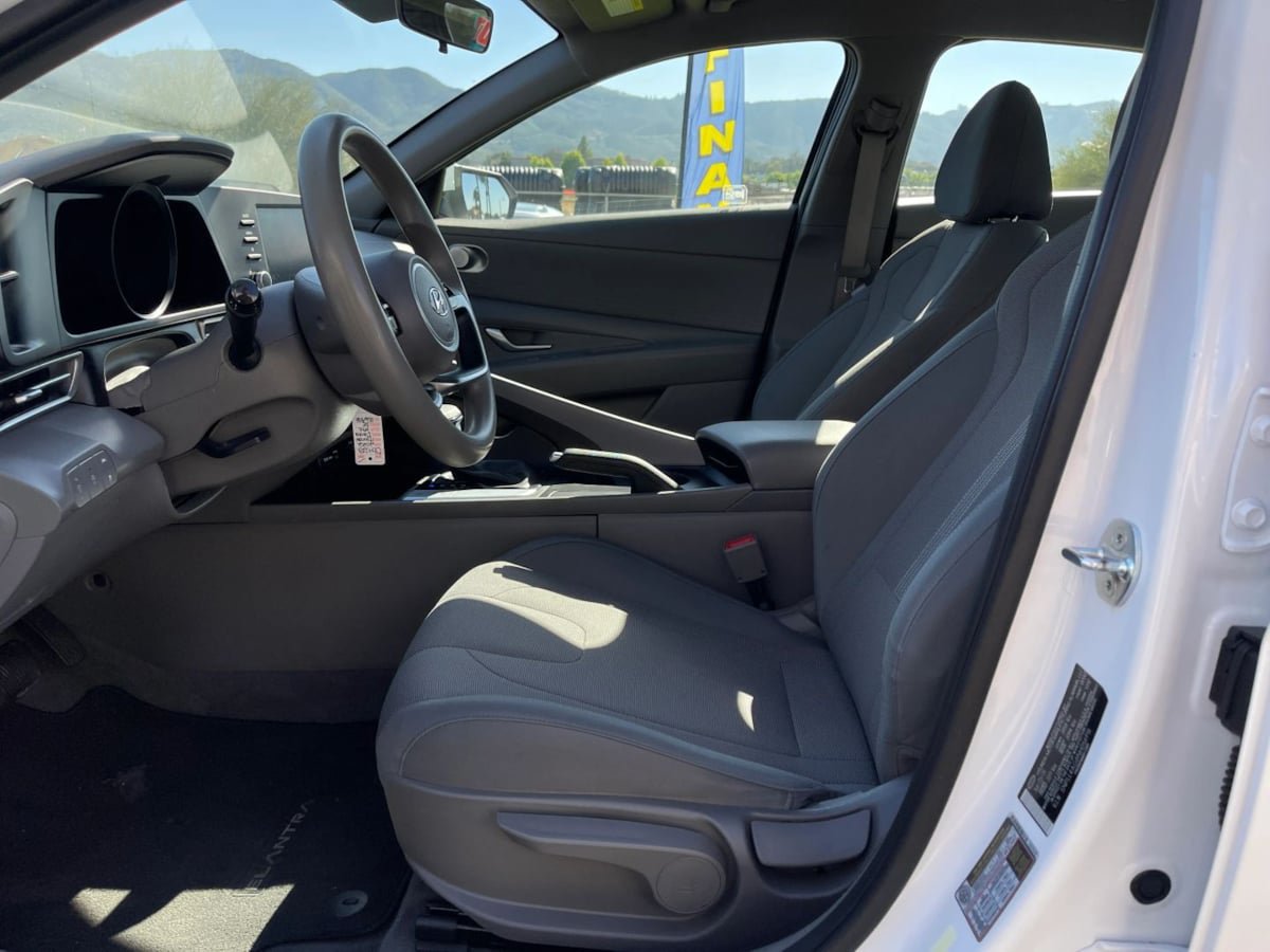 Used 2022 Hyundai Elantra SE FWD image 13