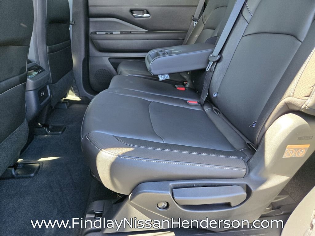 Used 2025 Nissan Pathfinder SL FWD image 11