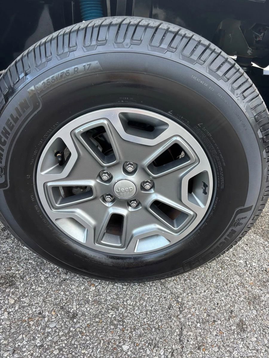 Used 2015 Jeep Wrangler Unlimited Rubicon w/ Connectivity Group image 22