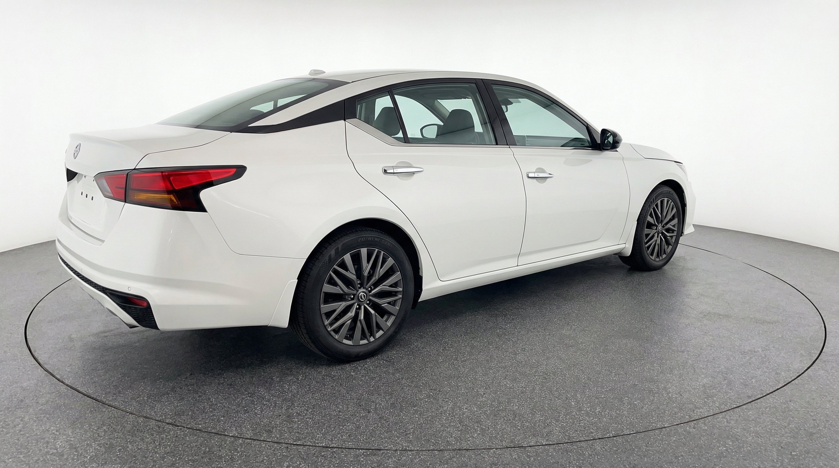 Used 2025 Nissan Altima 2.5 SV FWD image 9