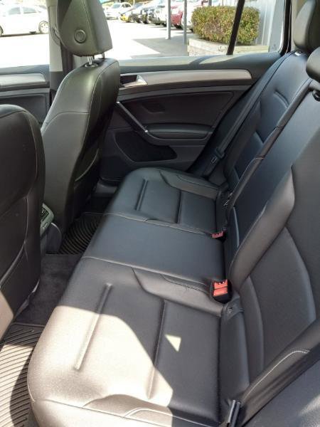 Used 2017 Volkswagen Golf SE image 4