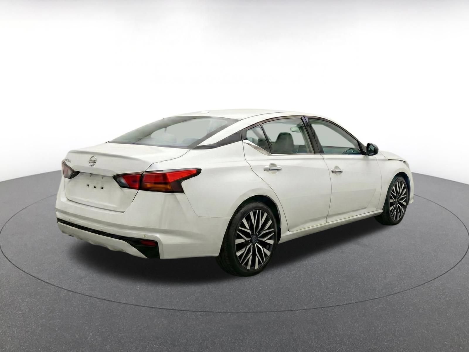 Used 2025 Nissan Altima 2.5 SV FWD image 9