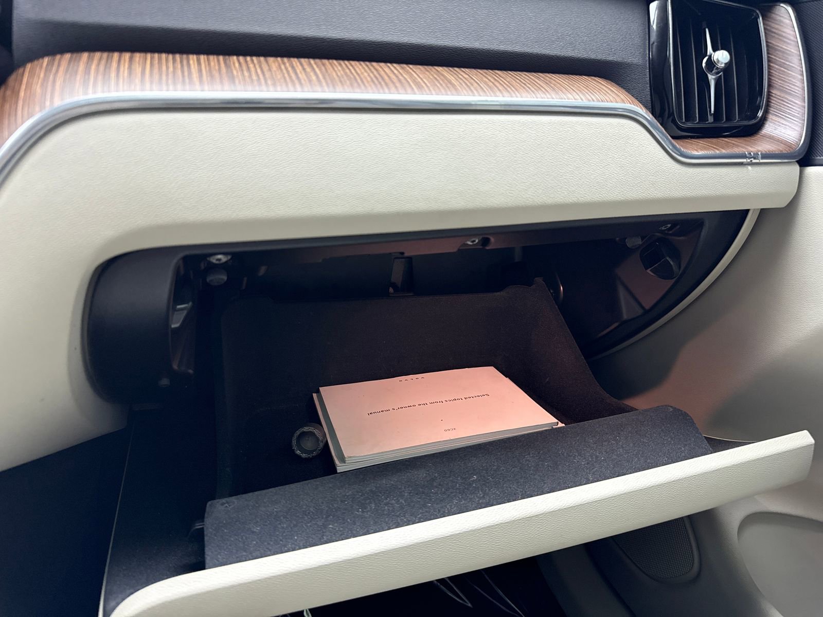 Used 2022 Volvo XC60 B5 Momentum w/ Protection Package Premier FWD image 34