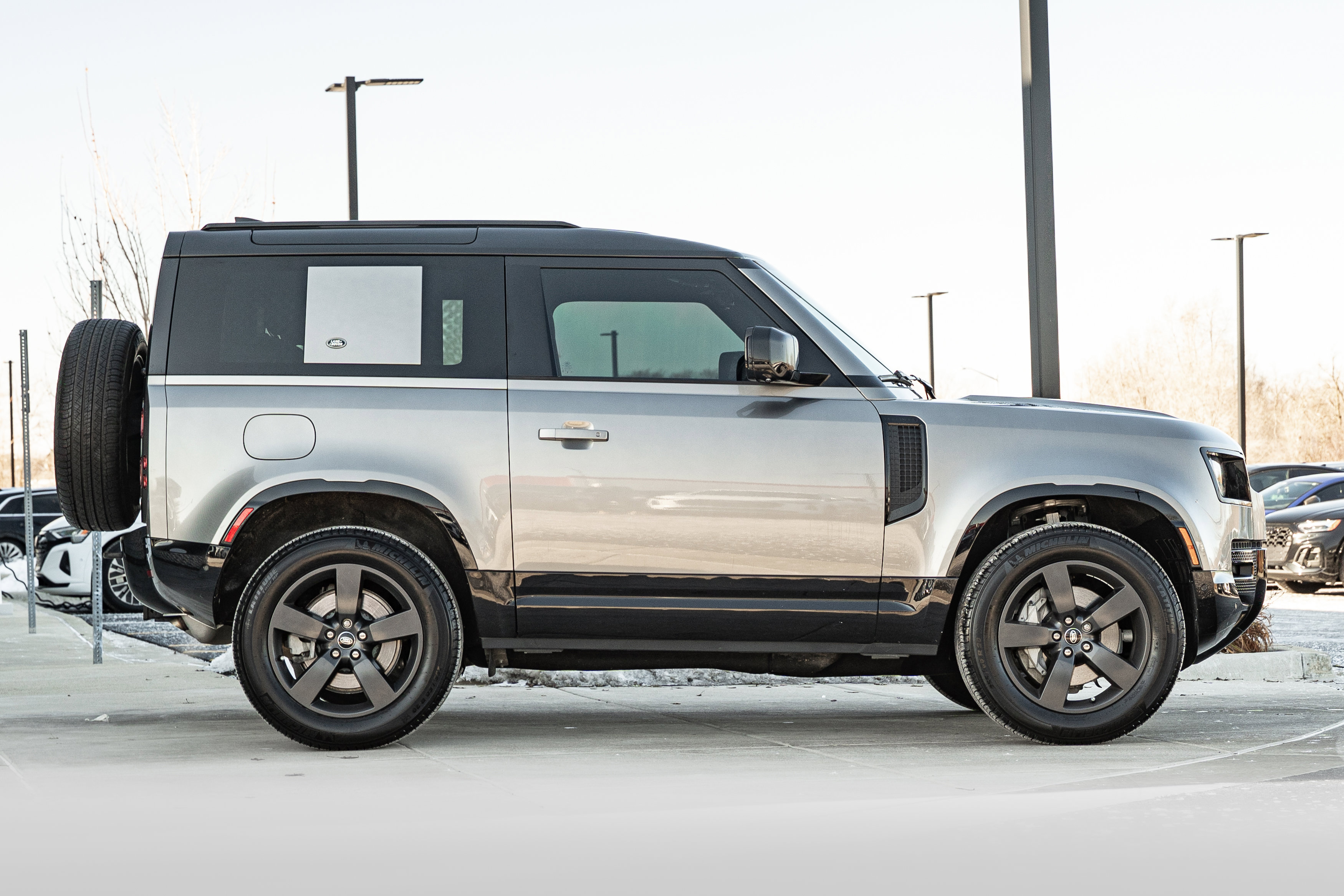 Used 2023 Land Rover Defender 90 X-Dynamic SE image 3