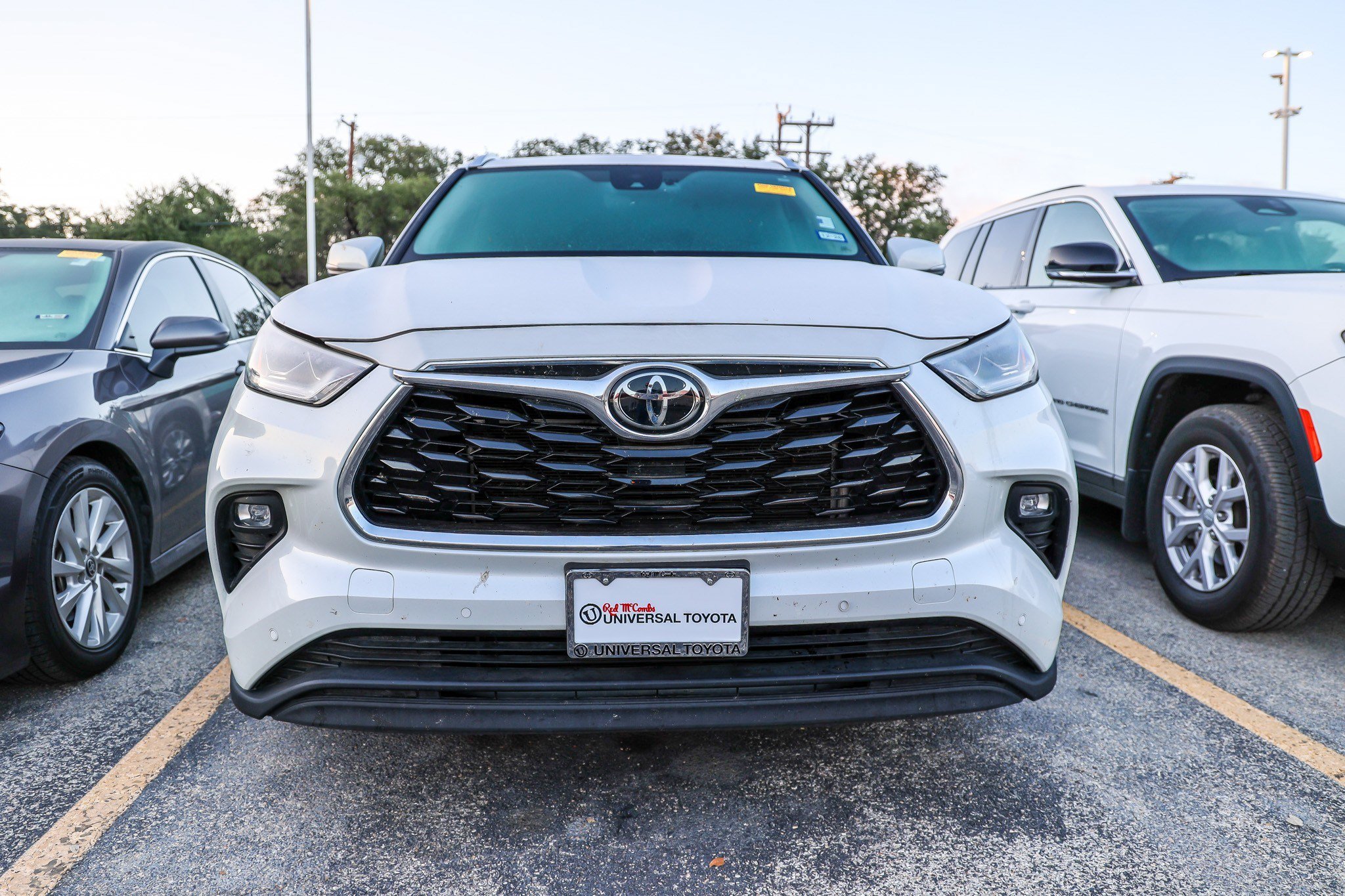 Used 2024 Toyota Highlander Limited FWD image 4