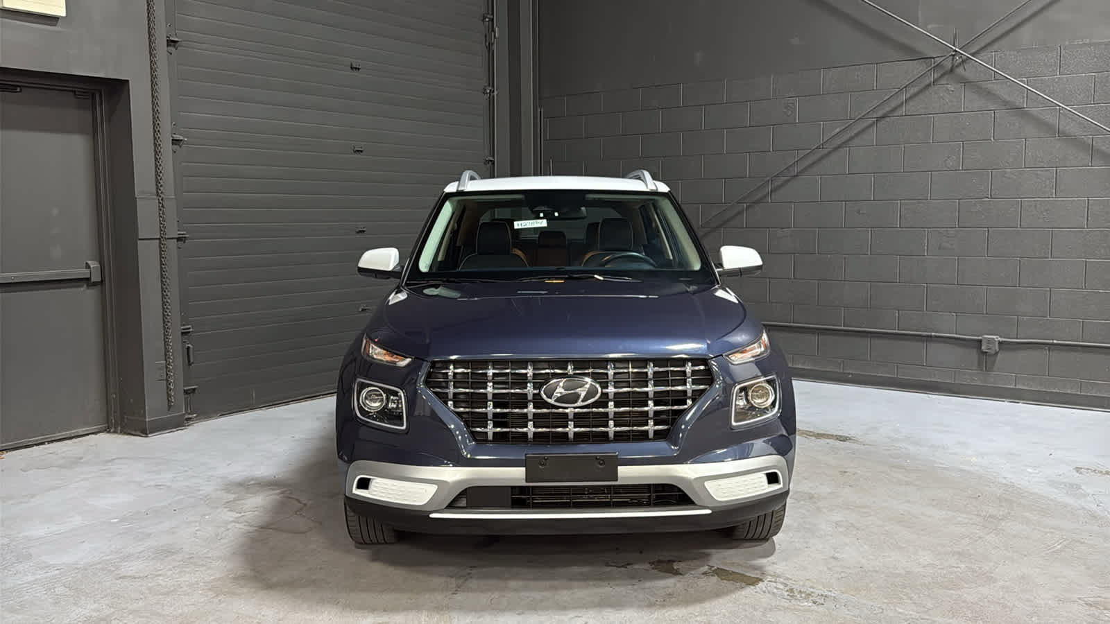 Used 2023 Hyundai Venue Limited w/ Cargo Package FWD image 2