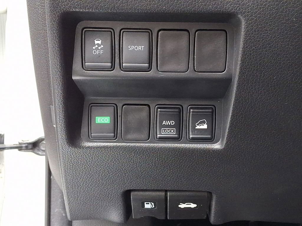 Used 2016 Nissan Rogue SV AWD/4WD image 25