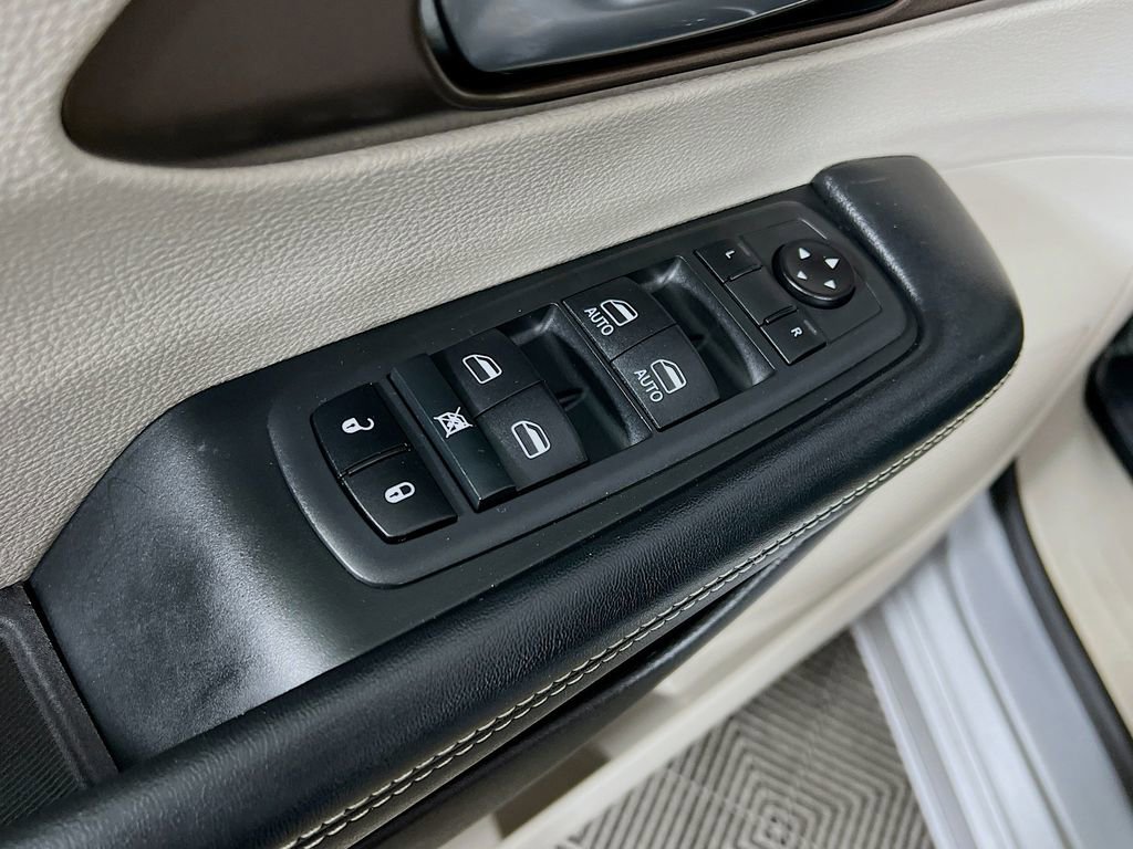 Used 2020 Chrysler Voyager LX image 32