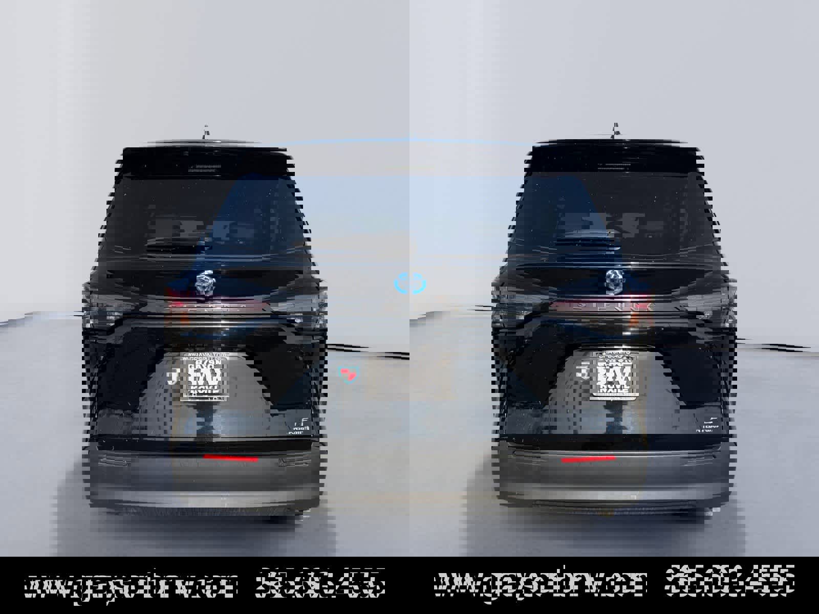 Used 2024 Toyota Sienna LE image 4