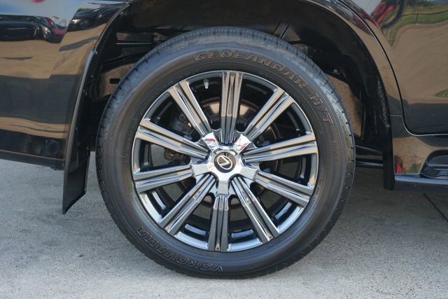 Used 2019 Lexus LX 570 4WD w/ Luxury Package image 3