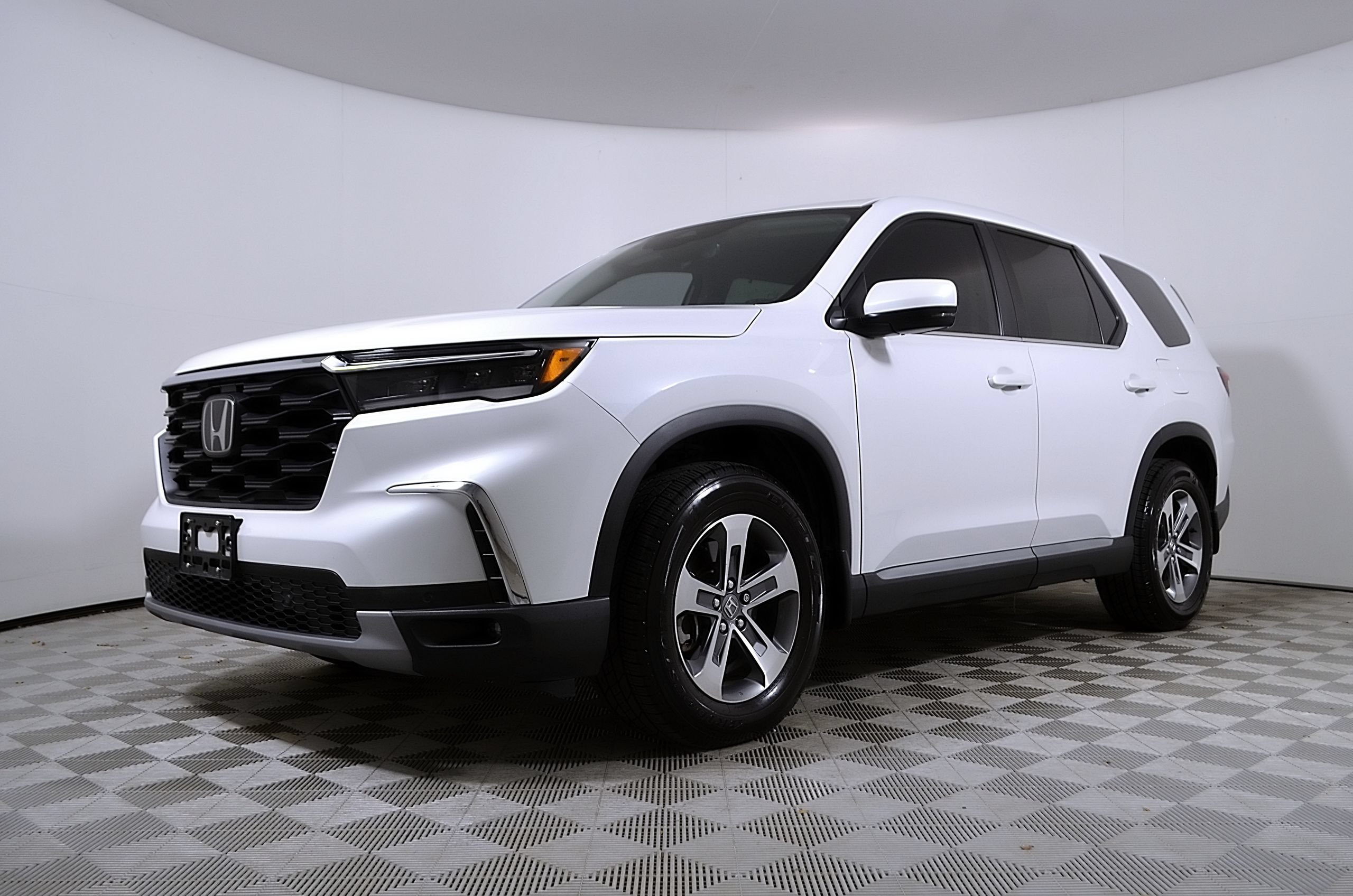 Used 2025 Honda Pilot EX-L image 2