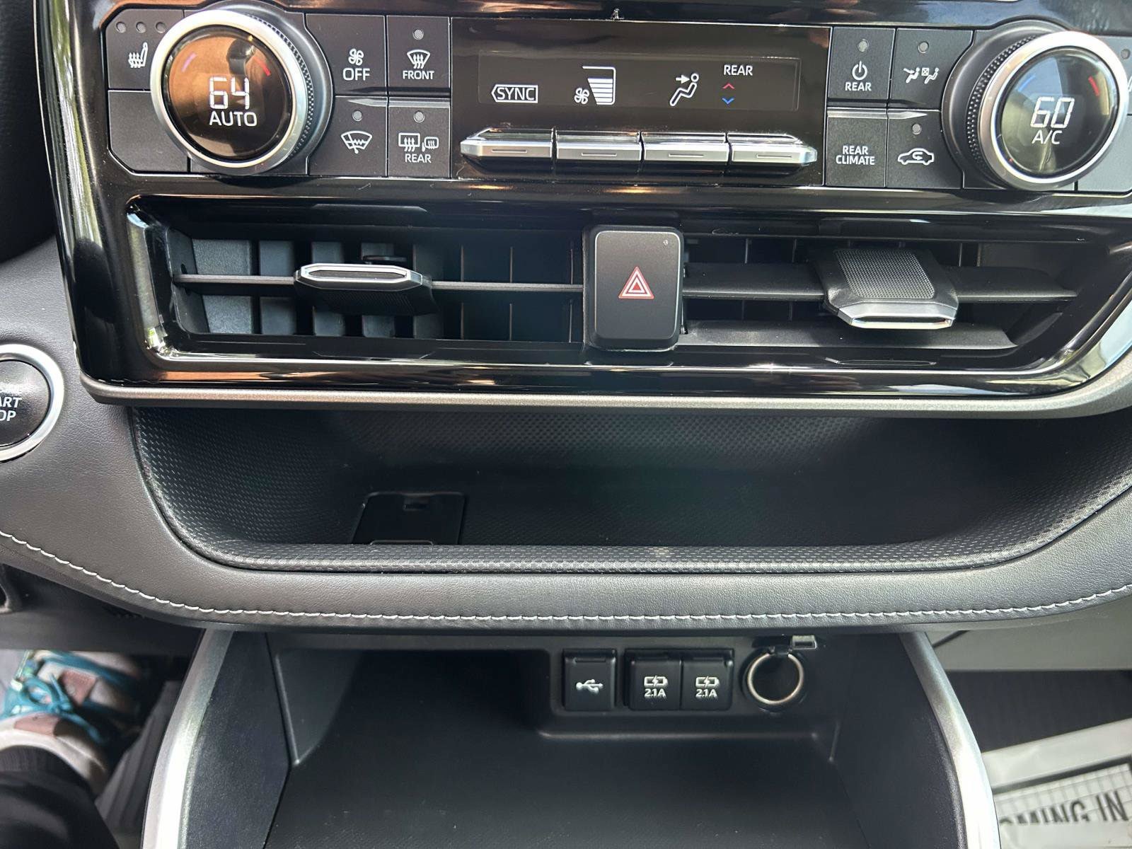 Used 2020 Toyota Highlander XLE FWD image 26