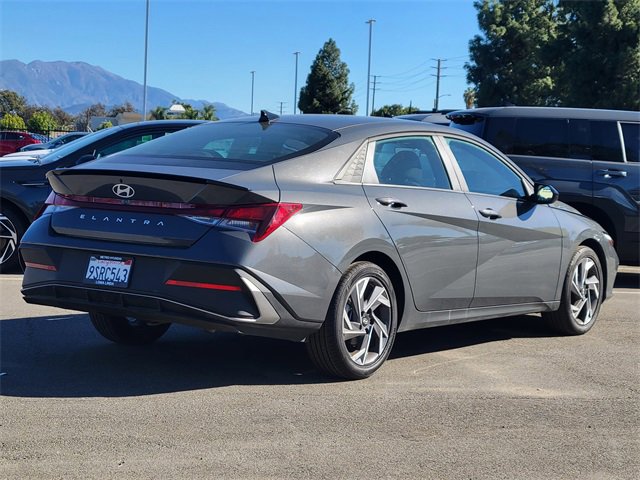 Used 2025 Hyundai Elantra Sport image 2