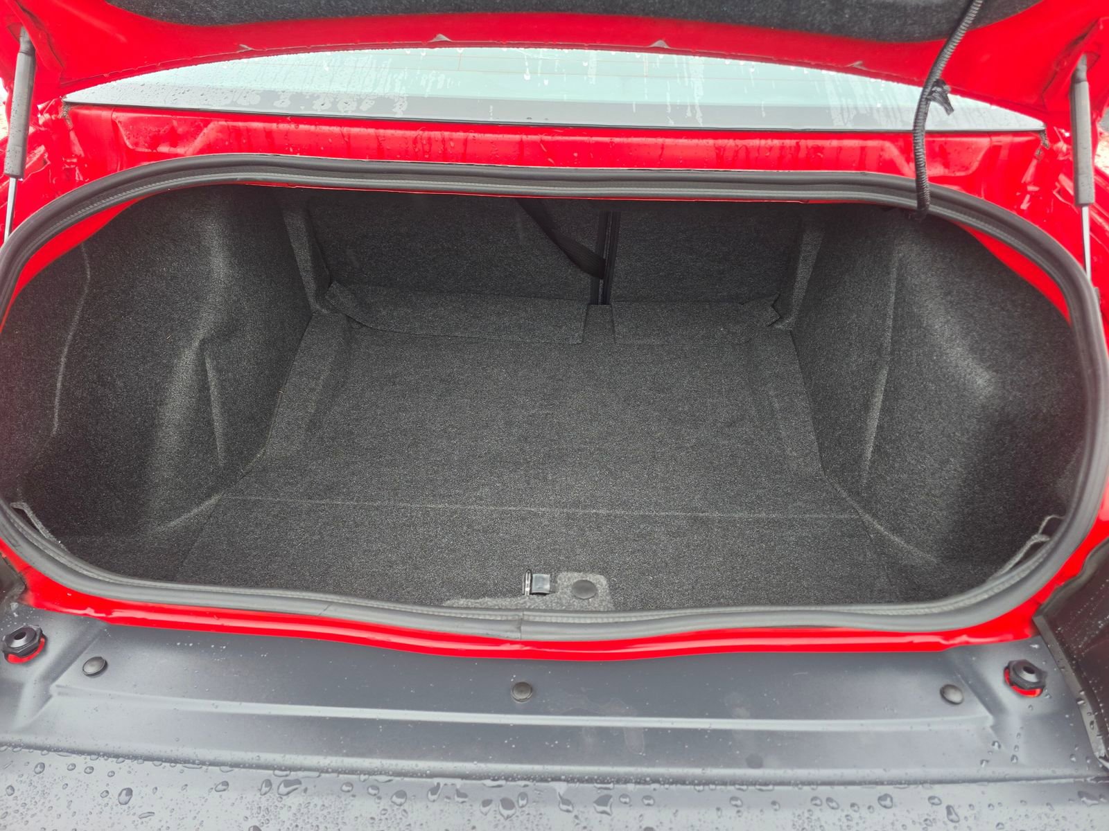 Used 2015 Dodge Challenger SXT image 29