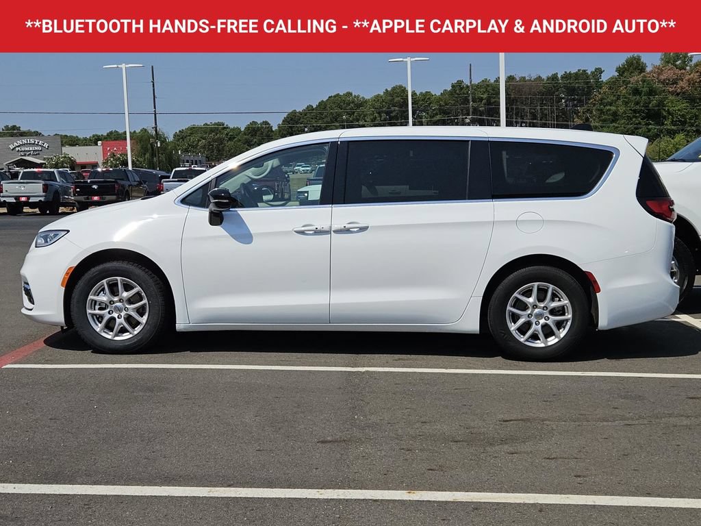 Used 2024 Chrysler Pacifica Touring-L FWD image 5