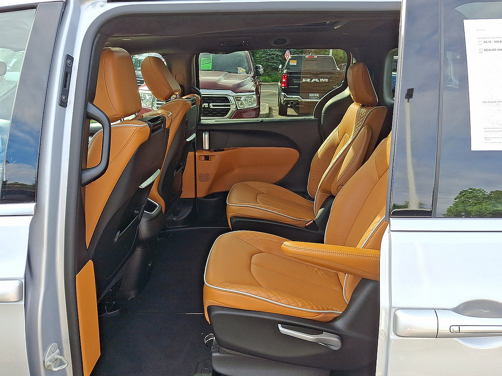 Certified 2023 Chrysler Pacifica Pinnacle FWD image 12