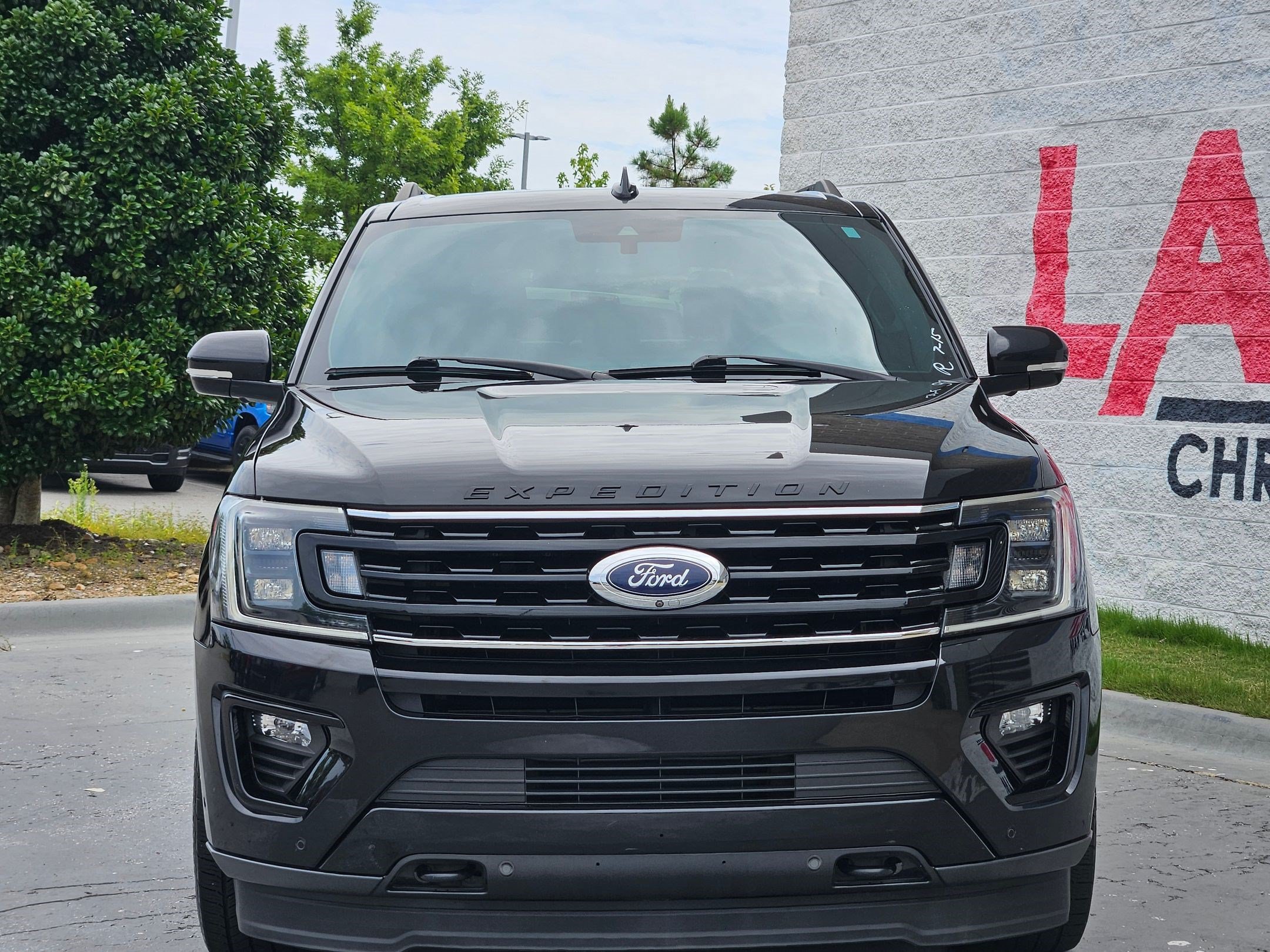 Used 2019 Ford Expedition Limited w/ Equipment Group 303A AWD/4WD image 2