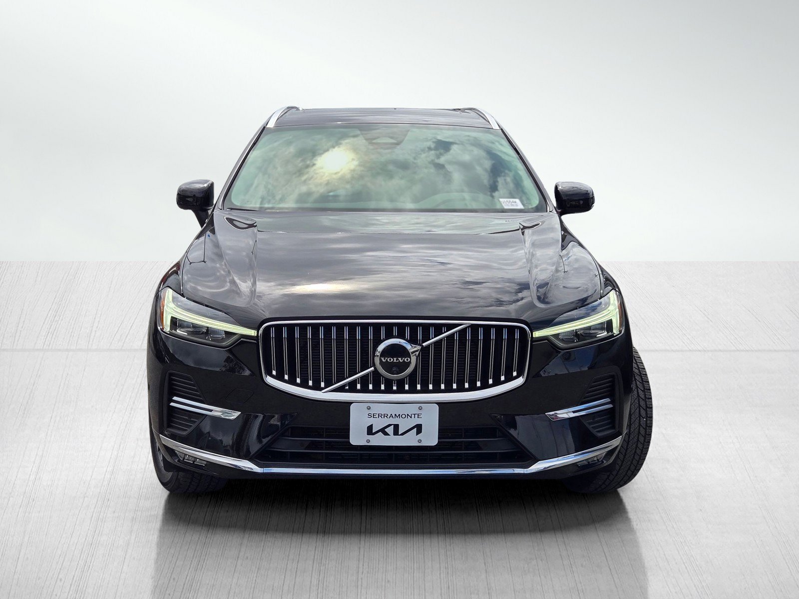 Used 2023 Volvo XC60 B5 Plus FWD image 2