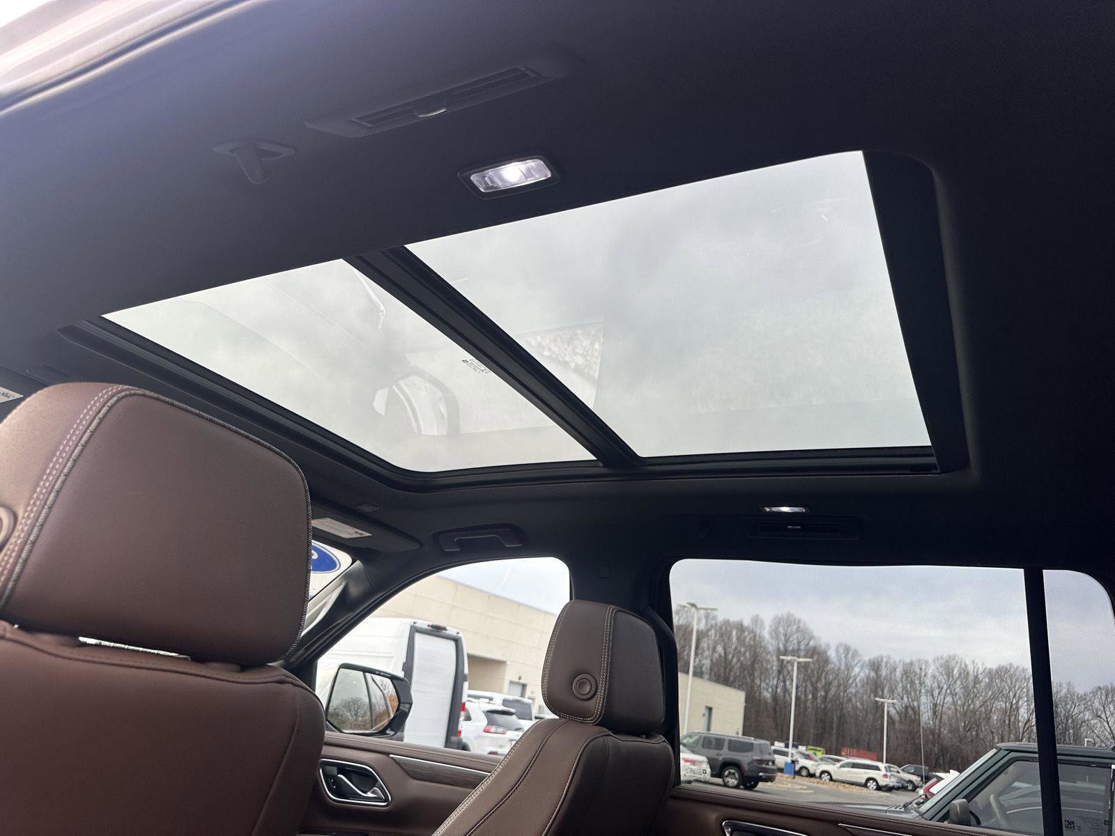 Used 2022 Chevrolet Suburban High Country image 13