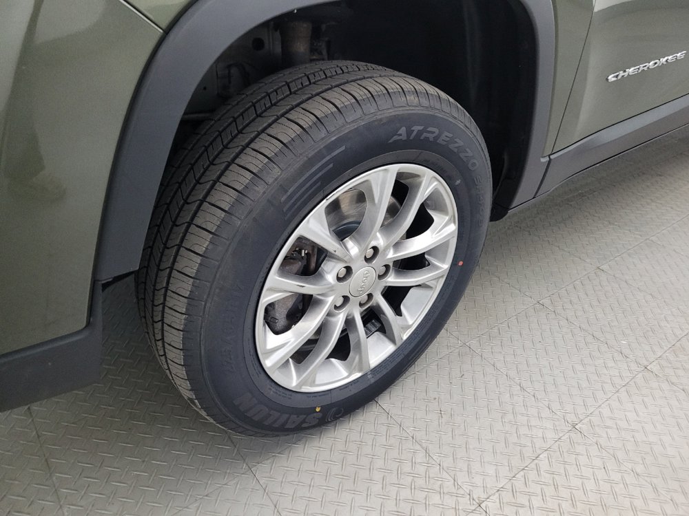 Used 2019 Jeep Cherokee Latitude Plus AWD/4WD image 31