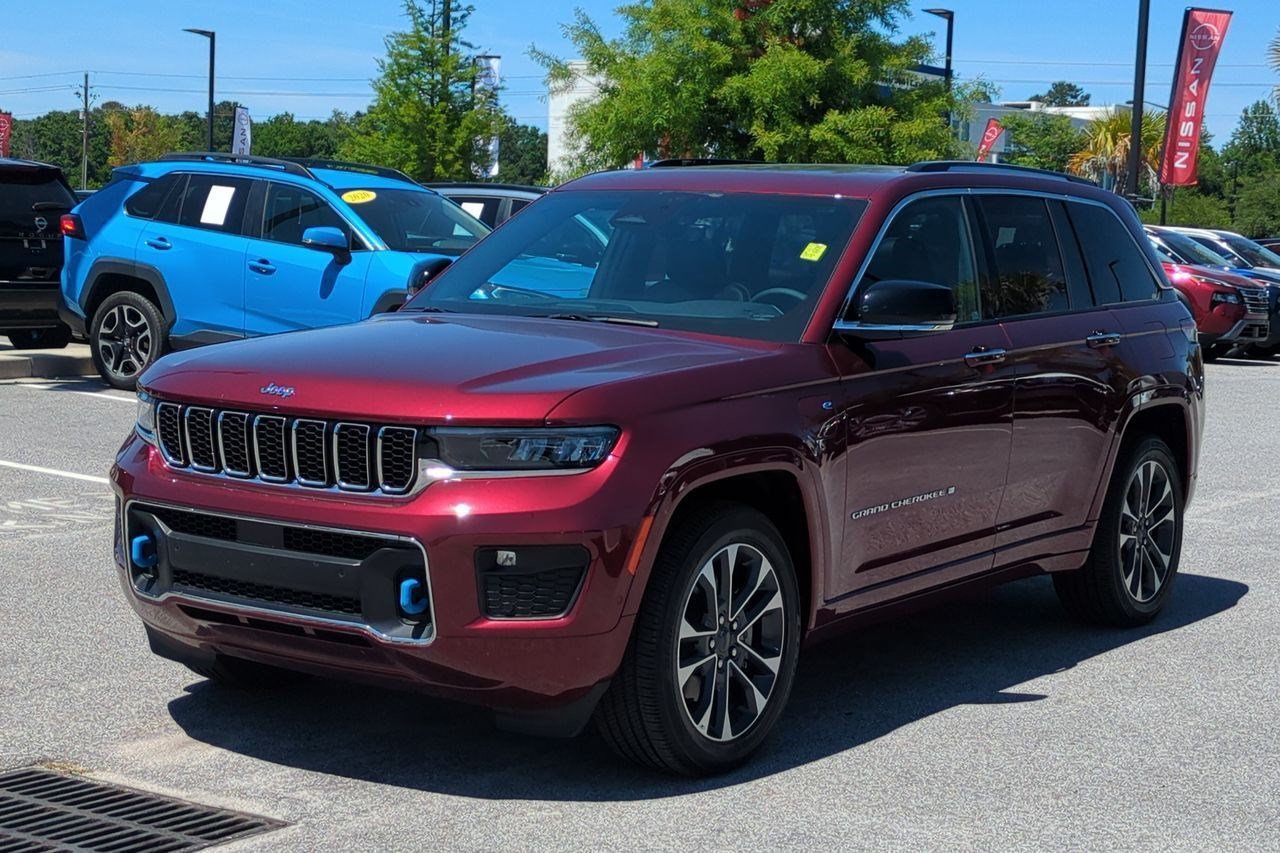 Used 2024 Jeep Grand Cherokee Overland w/ Trailer Tow Package AWD/4WD image 8