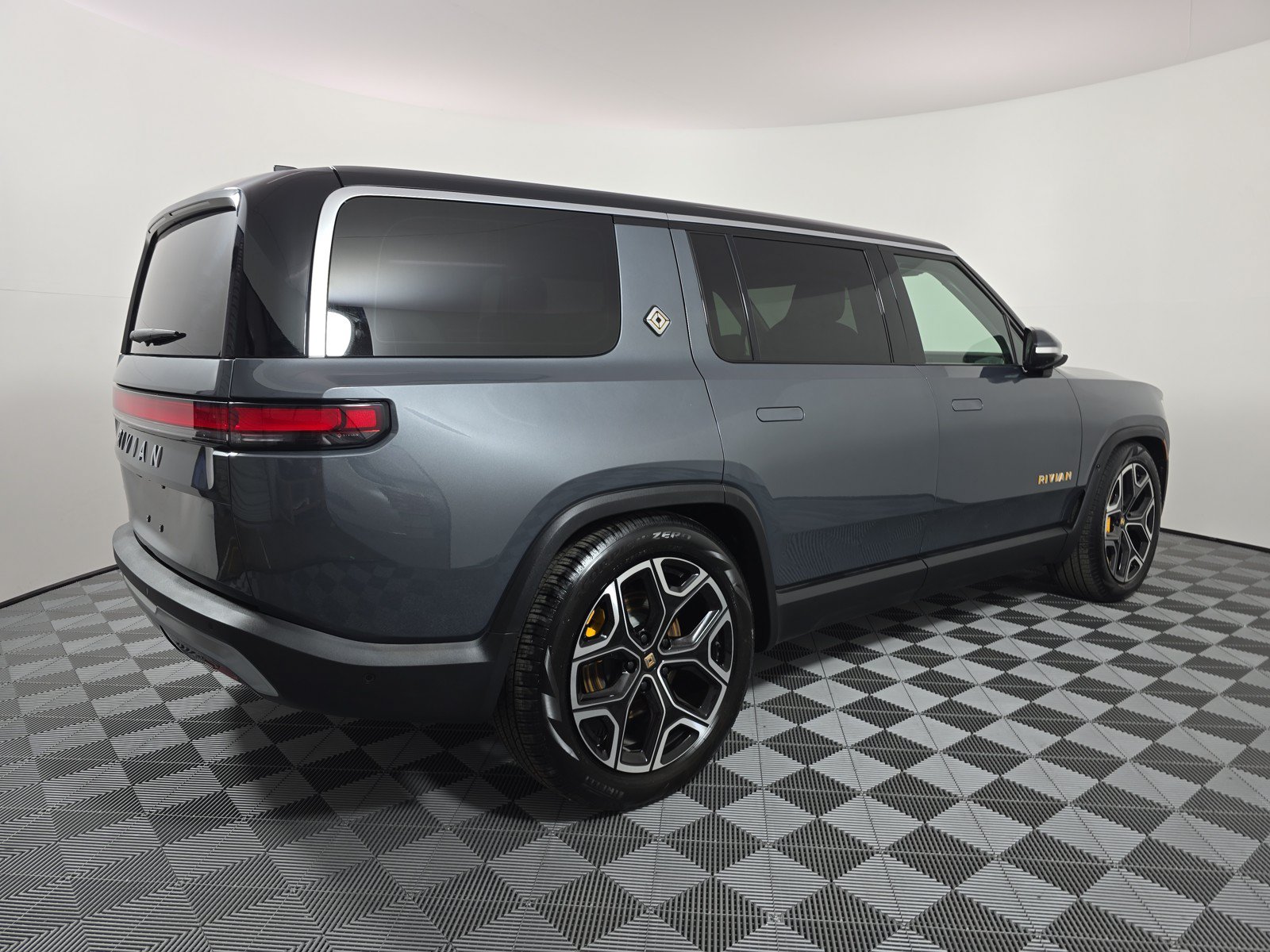 Used 2024 Rivian R1S Adventure AWD/4WD image 5