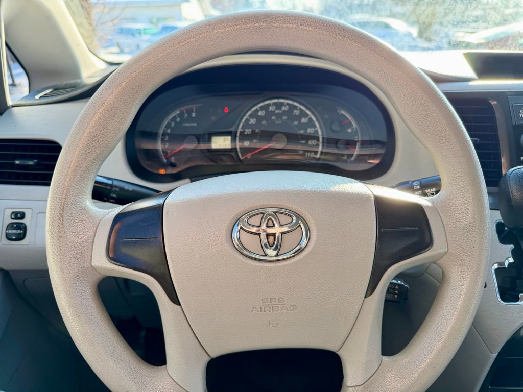 Used 2014 Toyota Sienna L image 25