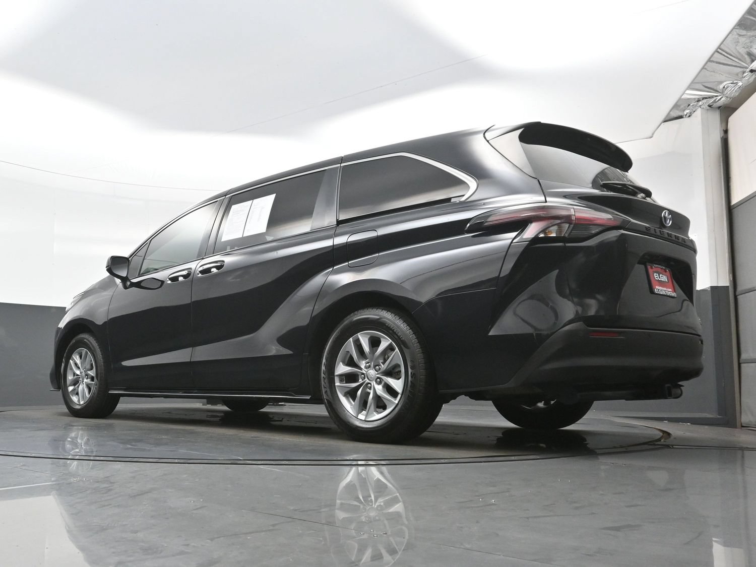 Used 2022 Toyota Sienna XLE FWD image 32