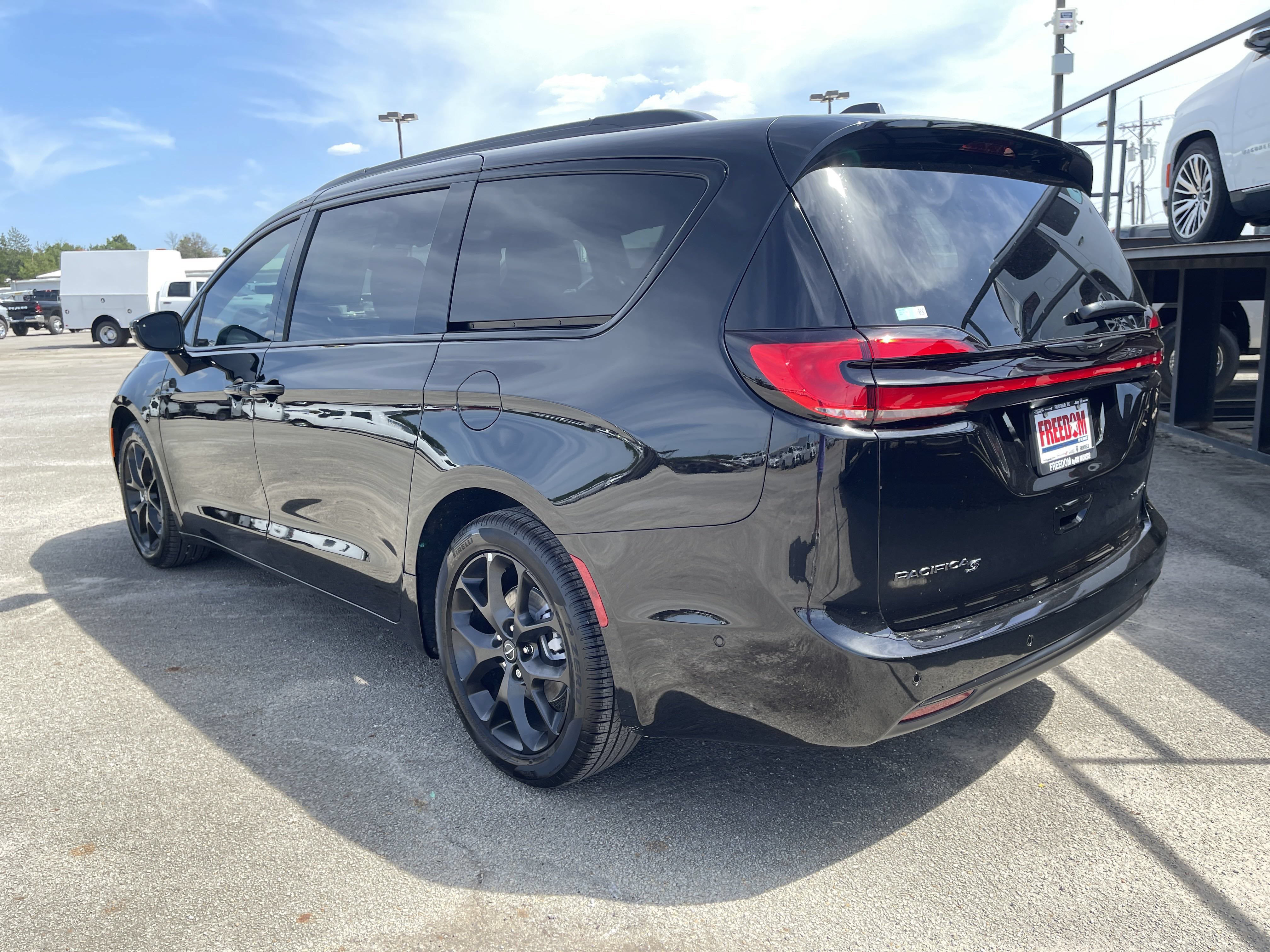 New 2025 Chrysler Pacifica Limited FWD image 5