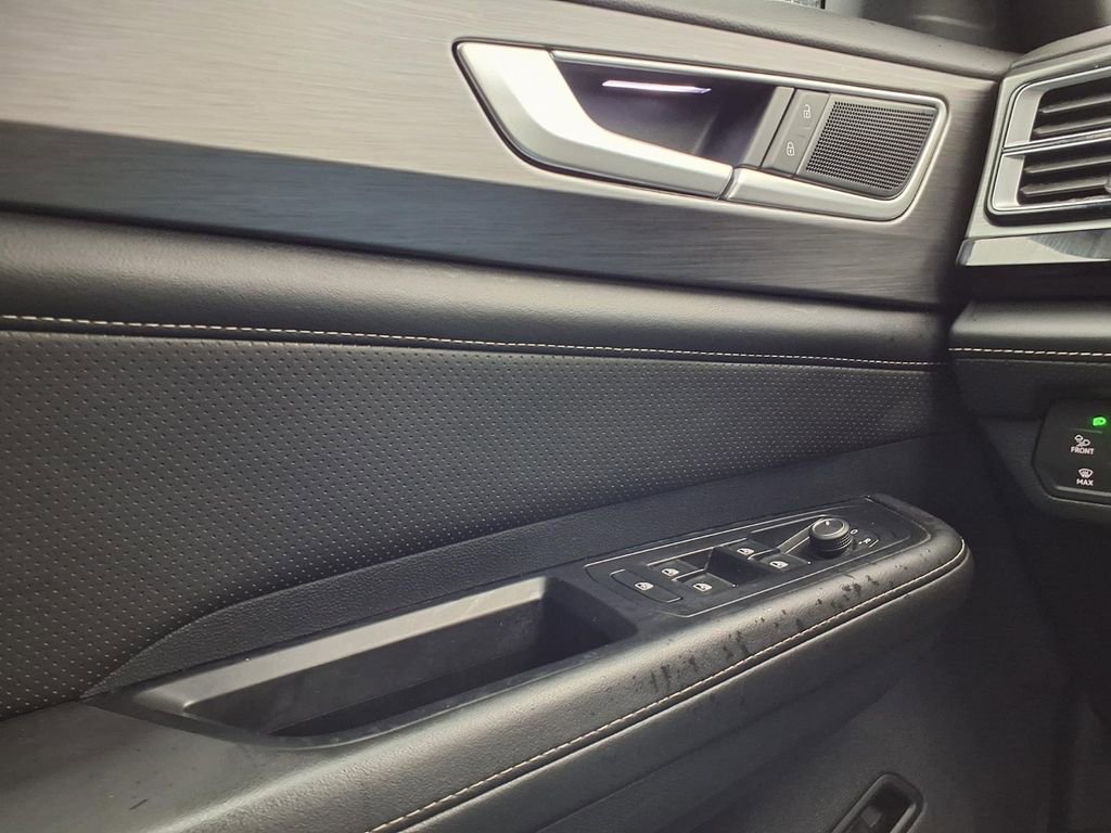 Used 2025 Volkswagen Atlas Cross Sport SE image 13